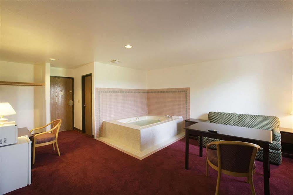Baymont By Wyndham Holland Hotell Eksteriør bilde